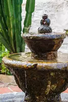 "למזרקת מים בגינה יש שני יתרונות עיקריים – גם תכונות מרפאות ומרגיעות וגם שיפור דרמטי של מראה הגינה."